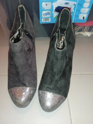 Botas de tacón negras y plateadas