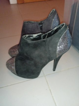 Botas de tacón negras y plateadas