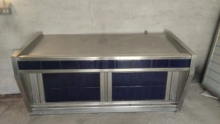 Mostrador de acero inoxidable con azulejos azules