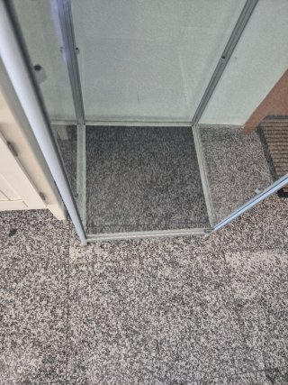 Vitrina cristal con llave, luz y 5 estantes
