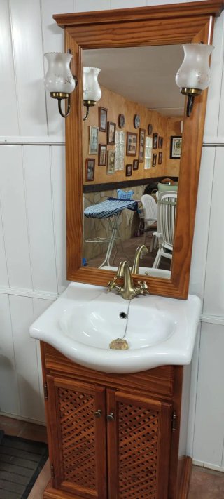 Mueble de baño con lavabo y espejo