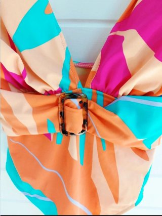 Sofisticado traje de baño con cinturón