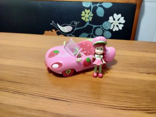 Muñeca y coche Tarta de fresa
