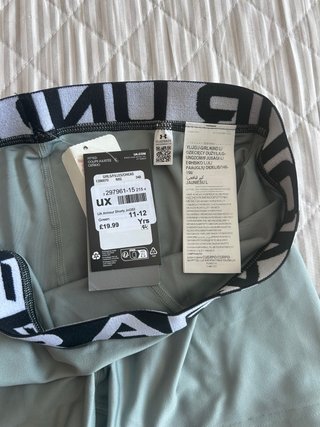 Under Armour Heatgear Junior Shorts con etiquetas.