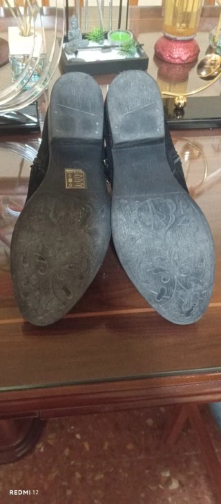Botines negros con hebillas