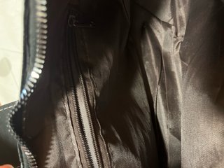 Bolso negro con cadena y hebilla