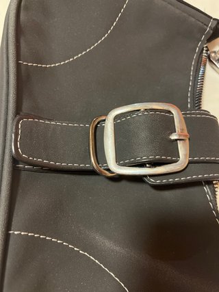 Bolso negro con cadena y hebilla