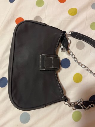 Bolso negro con cadena y hebilla