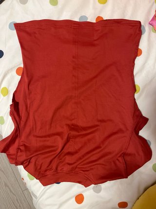 Camiseta roja con estampado de pájaros