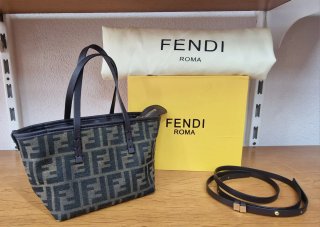 Borsa Fendi con scatola, tracolla e busta