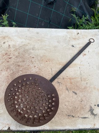 Sartén de metal para tostar castañas