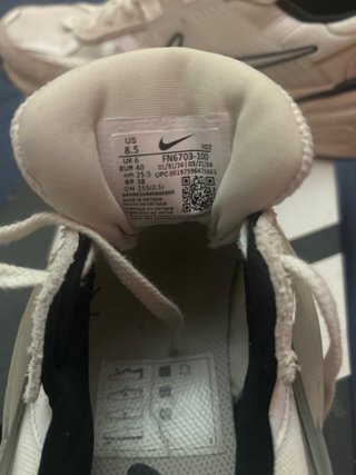 Tenis Nike Beige y Blanco