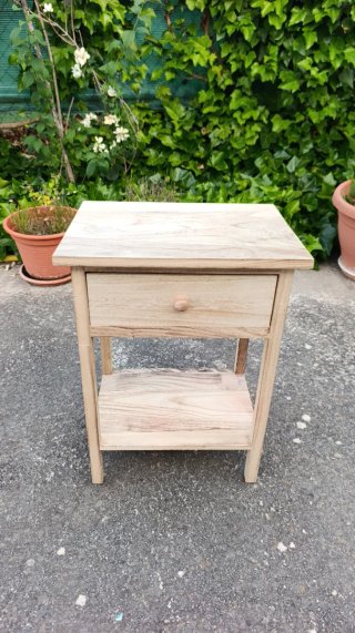 Mesita de madera natural