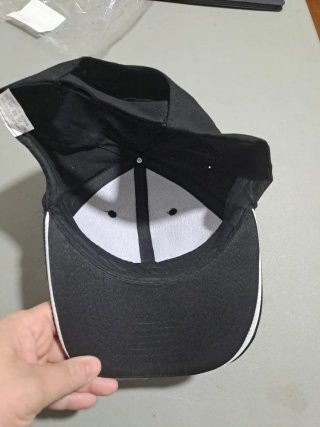 Gorra negra con banderas de carreras