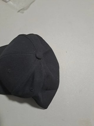 Gorra negra con banderas de carreras
