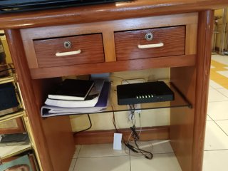 Mesa de madera con cajones