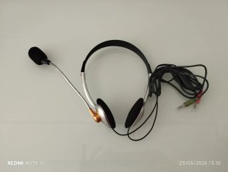 Auriculares con micrófono plateados y dorados