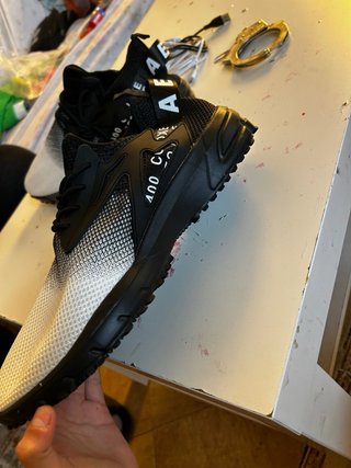 Zapatillas deportivas negras y blancas