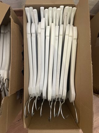Perchas de madera blancas (pack)