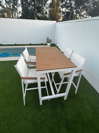 Tavolo alto e 4 sgabelli da esterno