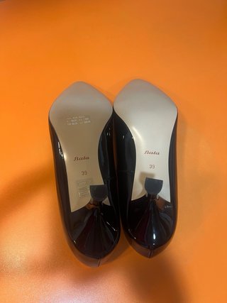 Zapatos charol brillante Bata negros talla 39