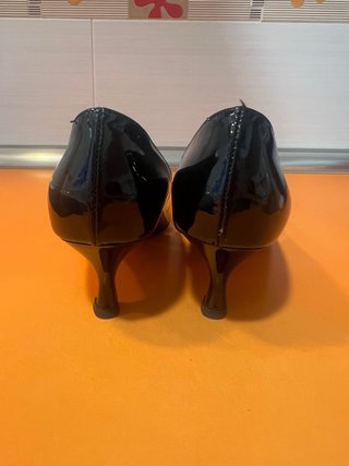 Zapatos charol brillante Bata negros talla 39