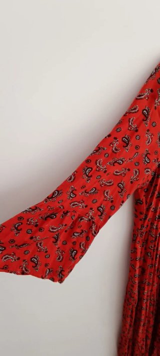 Vestido naranja con vuelo y caída