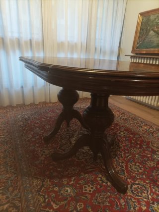 Mesa de comedor ovalada de madera