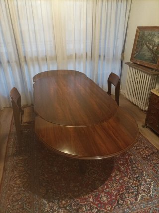 Mesa de comedor ovalada de madera
