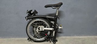 Bicicleta Brompton Negra Plegable + Bolsa Cesta