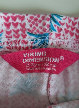 Conjunto niña: camiseta y pantalón estampado