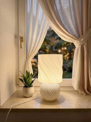 Lámpara de mesa espiral beige