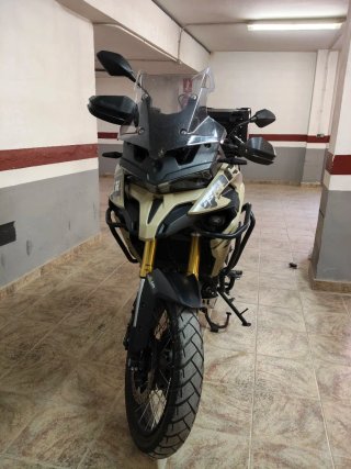 Voge 625 DSX Negra y color arena.