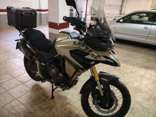 Voge 625 DSX Negra y color arena.