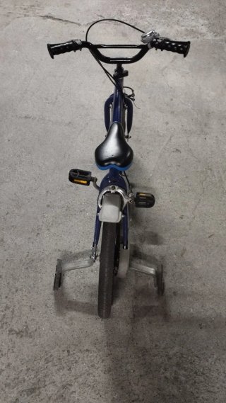 Bicicleta infantil azul con ruedines