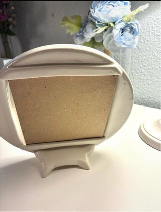 Cornice in ceramica con fiori