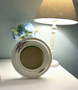 Cornice in ceramica con fiori