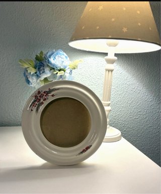 Cornice in ceramica con fiori
