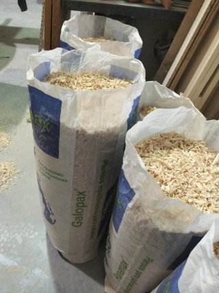 Sacos de virutas de madera de pino