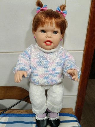Muñeca bebé con vestido tejido
