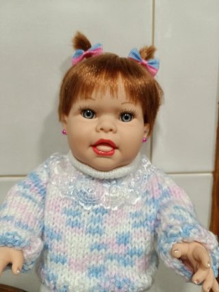 Muñeca bebé con vestido tejido