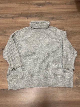 Jersey de cuello alto gris. Oversize