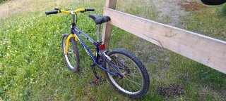 Bicicleta infantil BMX azul y amarilla