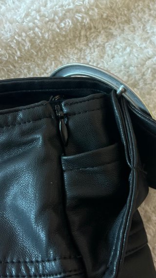 Falda cuero negra con cinturón.