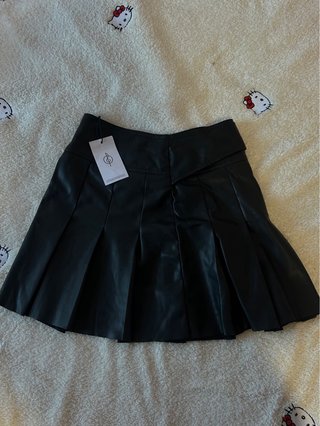 Falda cuero negra con cinturón.