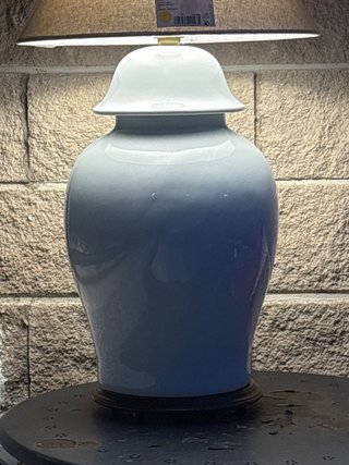 Lámpara de Porcelana Blanca con Base de Madera
