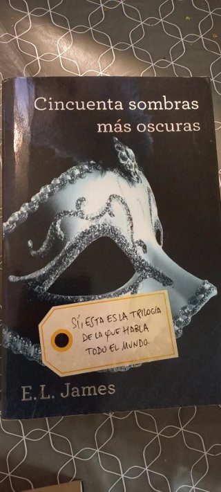 Cincuenta sombras de Grey 1,2 y3 10€ los tres.