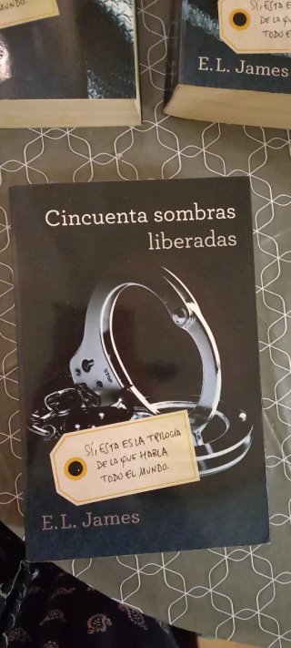 Cincuenta sombras de Grey 1,2 y3 10€ los tres.