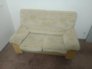 Sofá de tela beige y amarillo