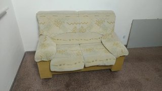 Sofá de tela beige y amarillo